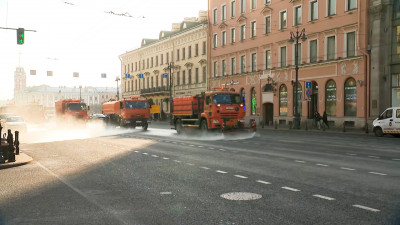 На Невском проспекте началась весенняя уборка