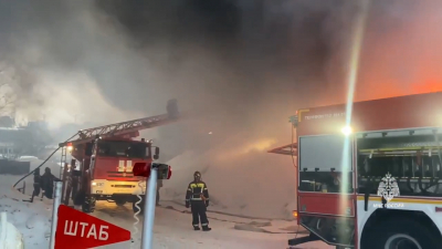 В Казани разгорелся крупный пожар на складе косметики