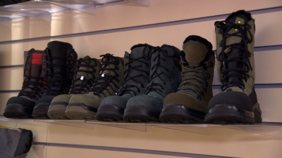 Для спасателей, атомщиков и полярников: в Петербурге нарастили производство уникальной обуви