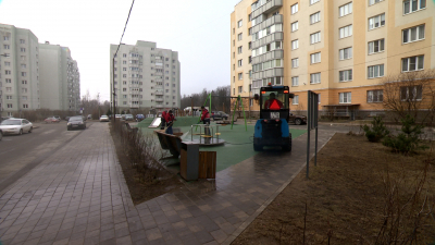 Весенне-летняя уборка: в Петербурге приводят в порядок дворы, дороги и тротуары
