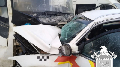 В Волосовском районе Ленобласти столкнулись легковушка и пассажирский автобус: есть пострадавшие