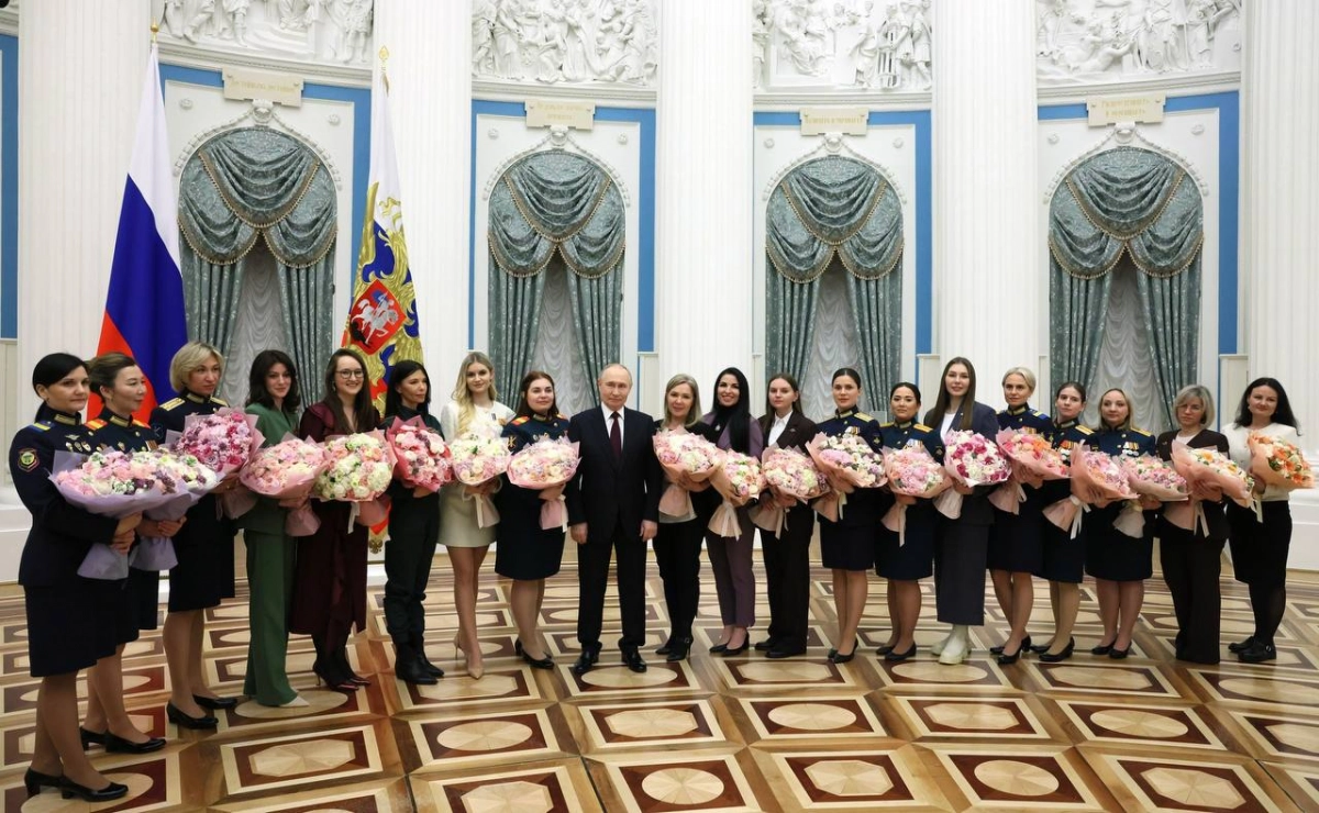 Владимир Путин провел в Кремле встречу с женщинами-военными, медиками и военкорами - tvspb.ru