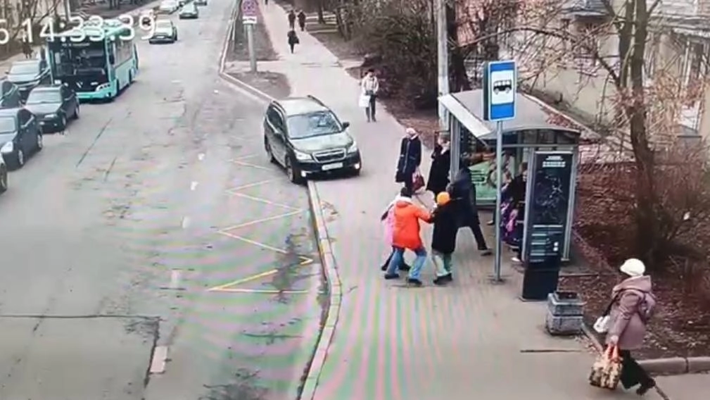 Прокуратура устанавливает причины ДТП на Оранжерейной улице, в котором пострадали мать с детьми - tvspb.ru