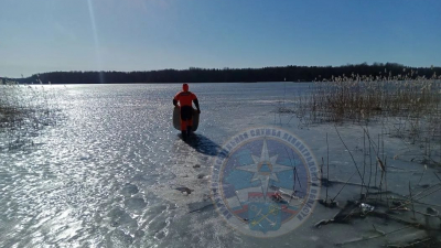 На озере Любимовское под лёд провалились двое мужчин — одному удалось выбраться из полыньи