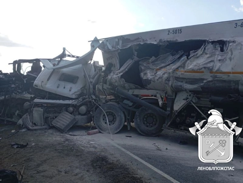 Смертельное ДТП на трассе А-120: столкнулись бензовоз, грузовик и легковушка - tvspb.ru