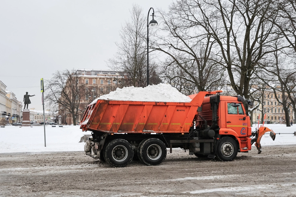 За зиму с улиц Петербурга вывезено 1,5 млн кубометров снега - tvspb.ru