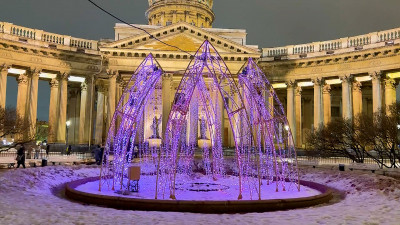 К 8 марта световые фонтаны в Казанском и Нахимовском скверах окрасятся в цикламеновый цвет