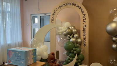 Петербург передал Мариуполю наборы для новорождённых