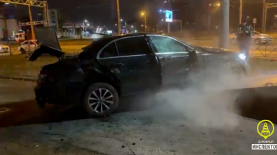 Иномарка на скорости влетела в ограждение и загорелась в Петербурге