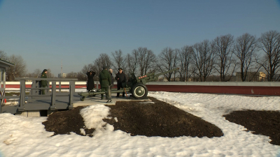 Полуденный выстрел пушки Петропавловской крепости возвестил о 80-летнем юбилее легендарного петербургского журфака