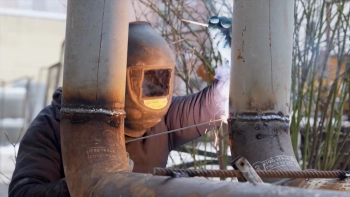 Из-за прорыва трубы на Богатырском проспекте ограничили тепло в четырёх домах