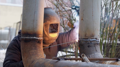 Из-за прорыва трубы на Богатырском проспекте ограничили тепло в четырёх домах