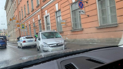 Жесткое ДТП в центре Петербурга: автомобиль вылетел на остановку с людьми