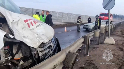 Легковая машина и «Газель» столкнулись в Усть-Луге: пострадали пять человек