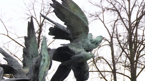 Тема продиктовала форму: символизм памятника погибшим от коронавируса в Саду Милосердия