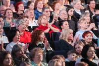 Александр Беглов со сцены БКЗ «Октябрьский» поблагодарил жительниц Петербурга за труд и щедрость души