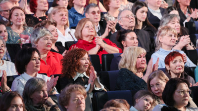 Александр Беглов со сцены БКЗ «Октябрьский» поблагодарил жительниц Петербурга за труд и щедрость души