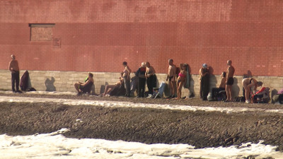 В Петербурге почти +10 градусов тепла: горожане загорают у Петропавловки