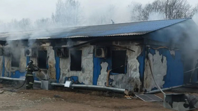Пожар в строительном городке: два десятка бытовок внутри стального ангара сгорели в Ленобласти