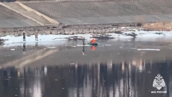 В Твери Волга унесла девочку на льдине: на помощь ребёнку пришли спасатели