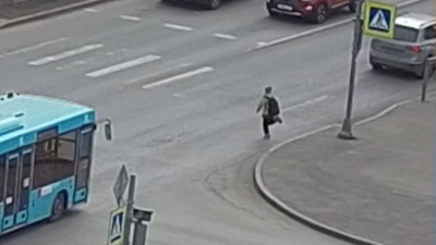 В Красном Селе школьник попал под машину, выбежав на дорогу на красный свет