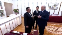 Лукашенко подарил Ким Чен Ыну автомат: На всякий случай, если враги появятся