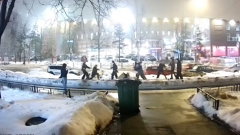 Побоище на улице Шостаковича: полиция ищет участников групповой драки, которую записала камера домофона