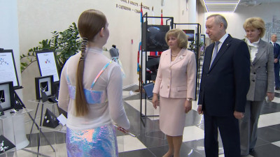 Александр Беглов осмотрел выставку творческих работ воспитанниц Пансиона Минобороны РФ