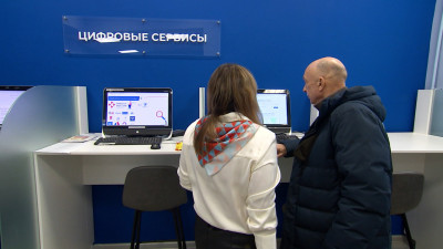 Петербуржцы всё чаще совмещают работу в разных сферах и осваивают новые профессии с помощью центров занятости