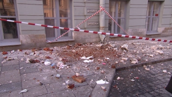 На Большой Морской фасад здания обрушился на петербуржца: возбуждено уголовное дело