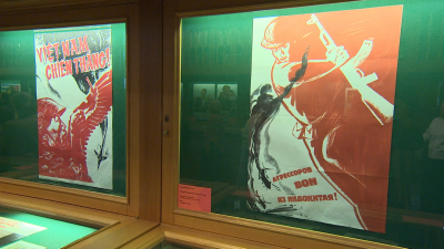 Советские плакаты времен «холодной войны» показали в Российской Национальной библиотеке