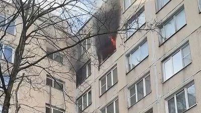 Огонь на 50 «квадратах»: на проспекте Художников из горящего дома спасли 30 жильцов, один —  пострадал