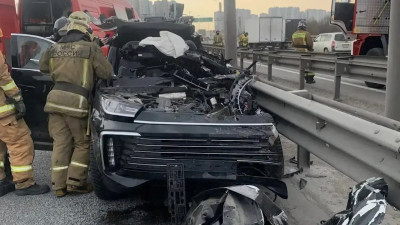 Китайскому внедорожнику снесло крышу на КАД