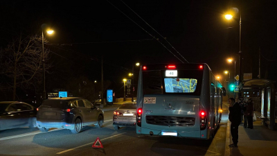 «Киа» притёрся к автобусу на остановке и закупорил вечерний Каменноостровский