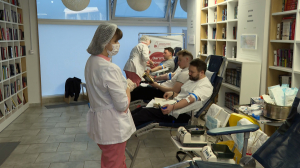 Культурное донорство: сегодня в библиотеке ШКАФ сдавали кровь и, пользуясь этой «минуткой тишины», читали хорошие книги