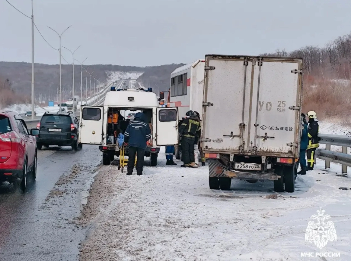 Количество автомобилей, попавших в ДТП в Приморье, увеличилось до 25 - tvspb.ru