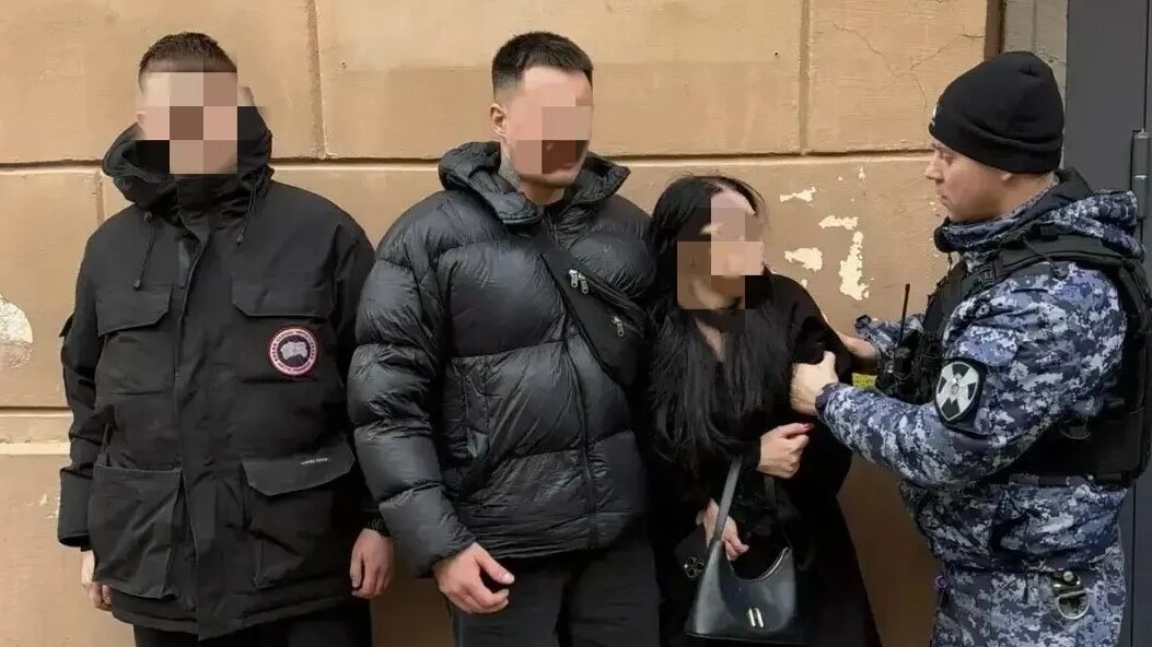 В центре Петербурга задержали пьяных туристов, забравшихся на крышу медцентра - tvspb.ru