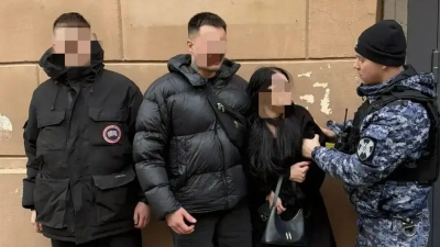 В центре Петербурга задержали пьяных туристов, забравшихся на крышу медцентра