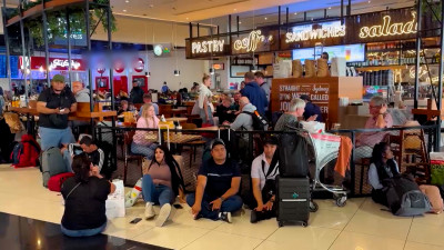 После отмены более 100 рейсов россиянам в ОАЭ продлевают проживание в гостиницах