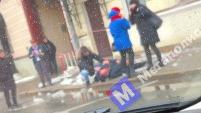 На Рузовской улице на мужчину упала наледь с крыши: прокуратура начала проверку