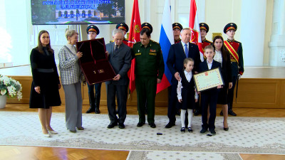 Александр Беглов вручил награды выдающимся петербуржцам: знаки отличия получили 64 человека