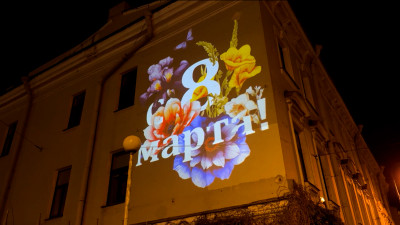 Петербург украсили проекции с цветами и женскими образами