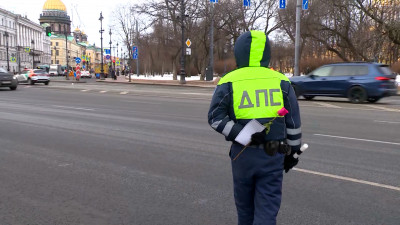 В центре Петербурга сотрудники Госавтоинспекции поздравляли женщин-водителей с 8 Марта