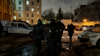 Проверка в петербургском хостеле подняла на ноги сотни мигрантов