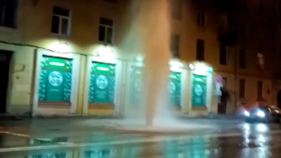 «Фонтан» холодной воды забил на 8-й Советской улице