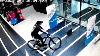 Без лишних формальностей: в Петербурге мужчина уехал из магазина на похищенном велосипеде