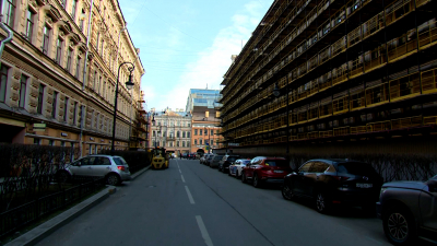 Дома-близнецы на углу Невского проспекта и Пушкинской улицы начали укрывать строительными лесами