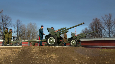 В честь Росгвардии, отмечающей 10 лет со дня основания, прозвучал полуденный выстрел пушки Петропавловской крепости