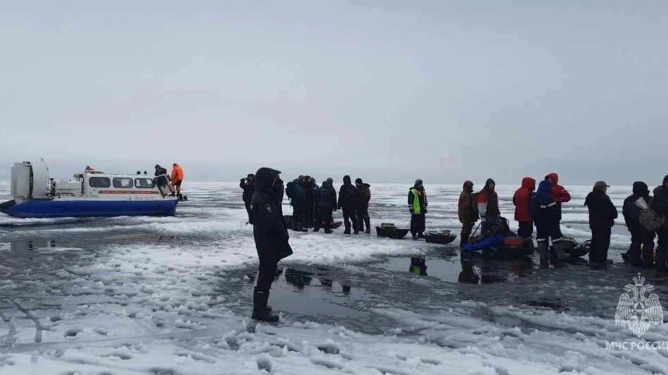 В районе Кронштадта со льда залива спасли 230 человек, в том числе детей - tvspb.ru