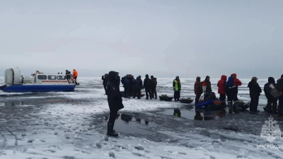 В районе Кронштадта со льда залива спасли 230 человек, в том числе детей